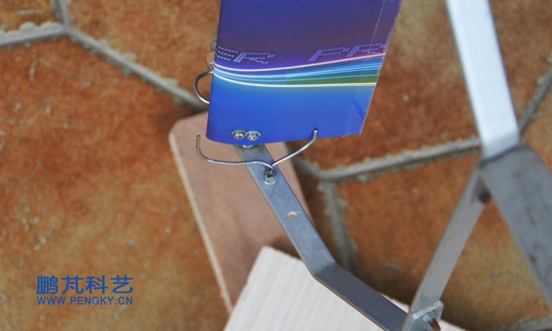 葉片向風(fēng)輪內(nèi)側(cè)擺動